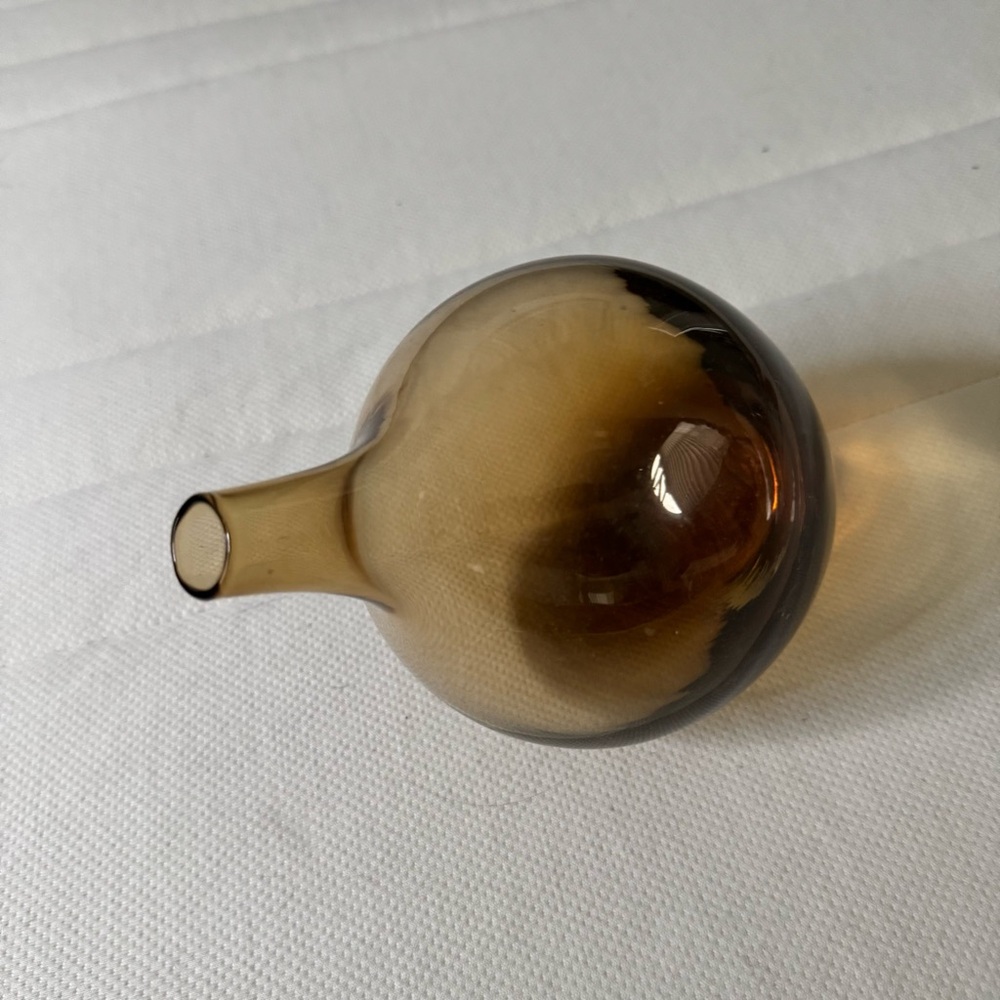 Elegant Amber Glass Vase - Picture 4 of 4